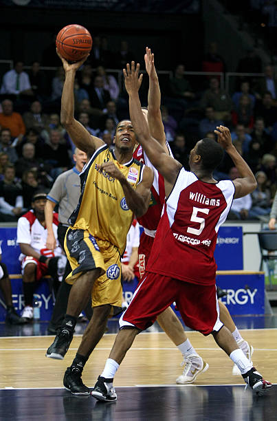 一对冤家般 一对冤家般